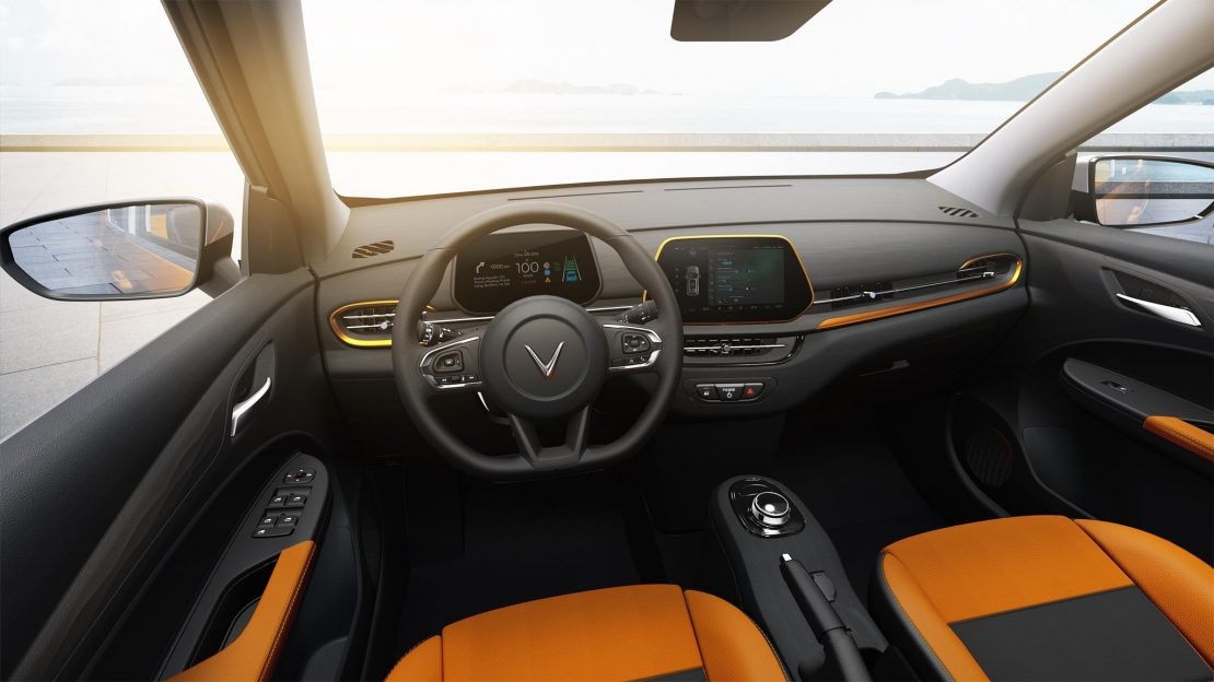 Khoang lái VinFast VF5 Plus màu cam đen cá tính
