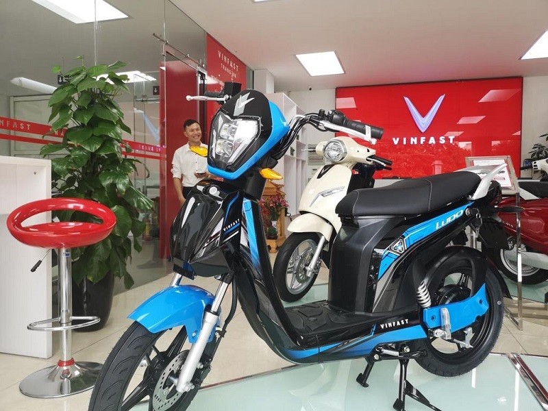 Kiểm tra xe VinFast Ludo Impes tại showroom đại lý khi có lỗi